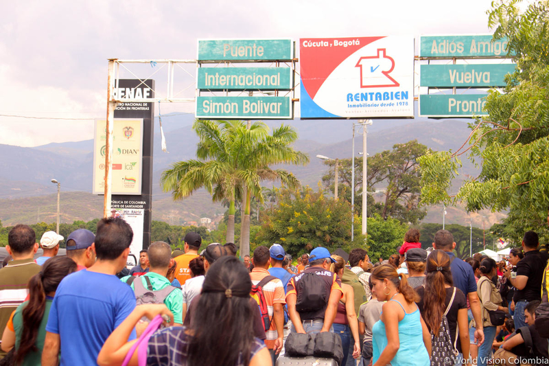Venezuelians crossing the border in Venezuela