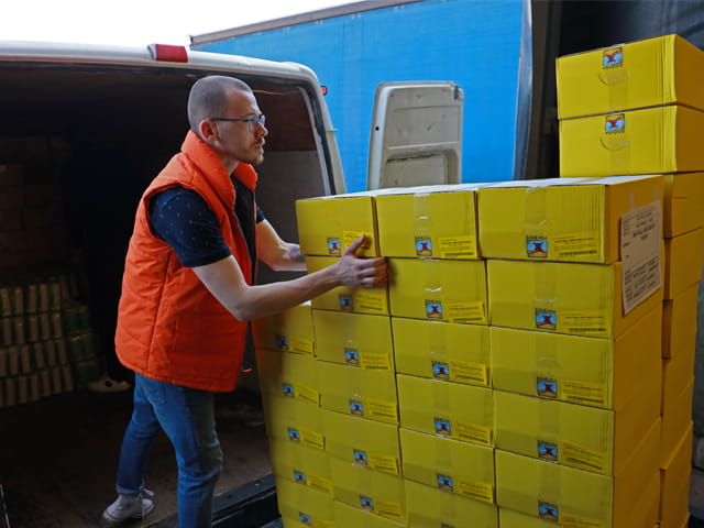 A World Vision team member loads a truck with food for families taking shelter at a hostel in Chernivitsi, Ukraine.