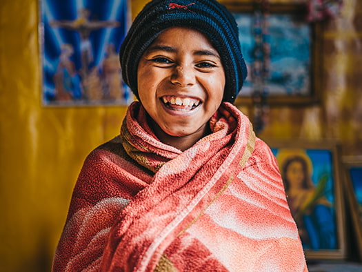 Víctor lives in Honduras. He is one of the many children who benefits from blankets to appease the cold.