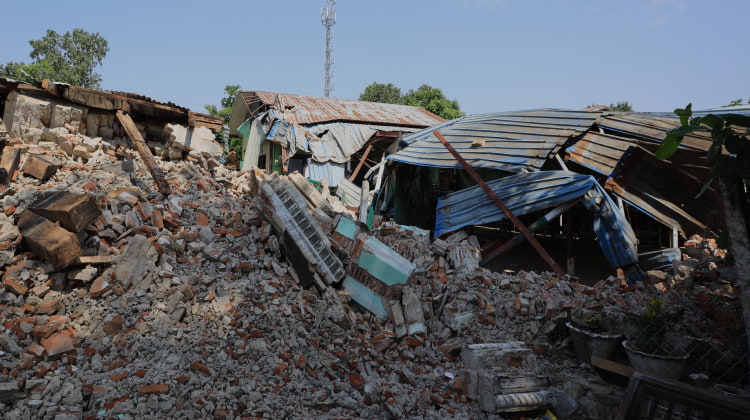 A building collapsing during the Myanmar earthquake.