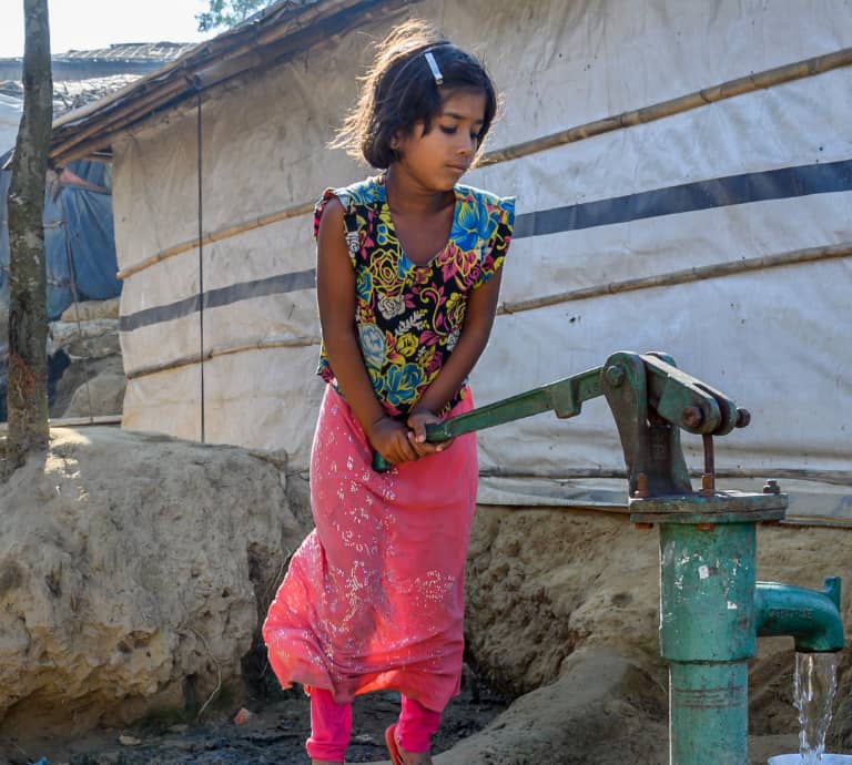 Rohingya-child-pumps-water-well-in-refugee-camp